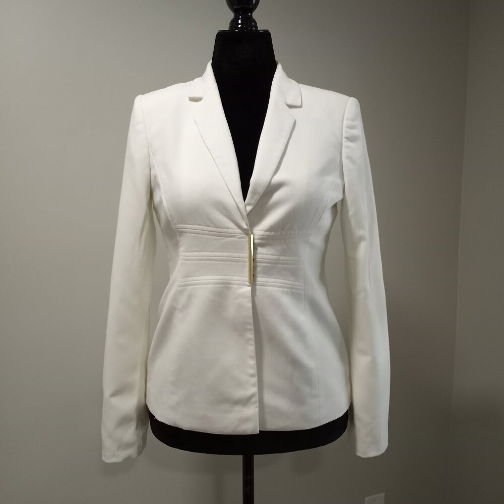 CALVIN KLEIN WHITE FITTED SKIRT & JACKET WITH GOLD CLASP CLOSURE WOMEN SIZE 4